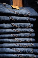 Veel mensen kopen overbodige kledij tijdens de koopjesperiode / Bron: Jarmoluk, Pixabay